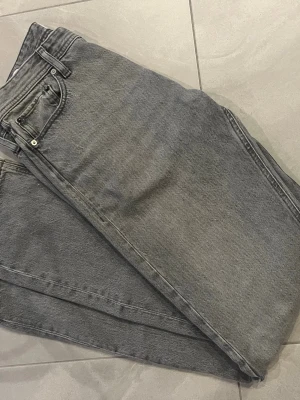 Grå raka jeans från jack & Jones - Snygga grå jeans från jack and Jones. Inga defekter. Skick 9/10. Storlek w 32 l 34