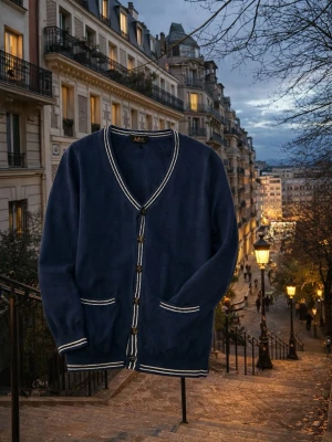 Tvär snygg vintage cardigan från A.P.C  - Tja säljer denna super snygga cardigan från apc. Väldigt fint skick och passar till mycket! Pris är absolut diskuterbart!