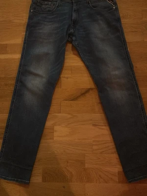 Blå Replay jeans slim fit - Helt oanvända replay jeans. De är riktigt snygga och säljer pga använde inte dem. 