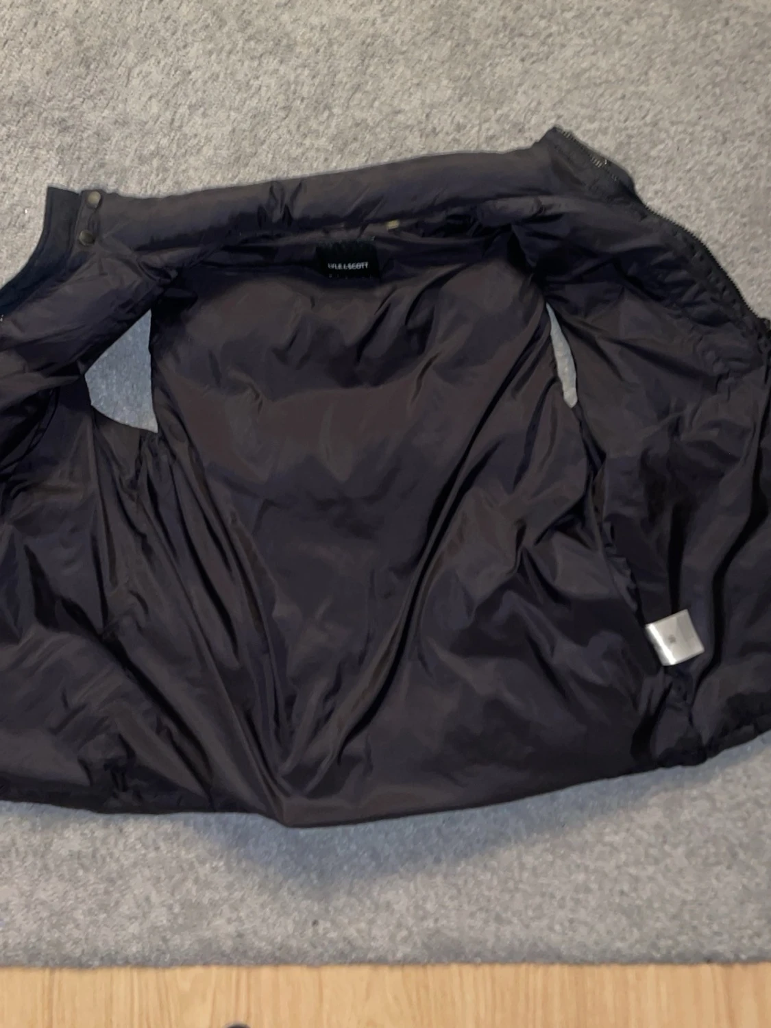 Svart dunväst från Lyle & Scott - 1