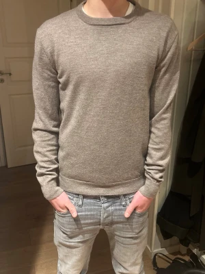 Theese glory days tröja - Beige merinoulls tröja från theese glory days, storlek medium i tröjan men krympt till mer en S/XS. Inget fel på materialet eller tröjan, inga defekter förutom storleken, hör av dig vid funderingar