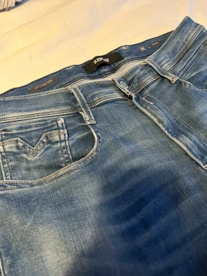 Replay Anbass ljusblå jeans - Replay Anbass jeans - Slim fit passform - Storlek W31/L32 - Nypris 1800kr - skriv vid frågor och funderingar!🕺