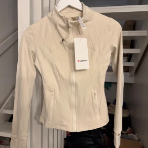 Lululemon define jacket beige  - Storlek XS  passar mig som också har S! Väldigt skön 😊 den är inte cropped. Har alla lappar kvar! 