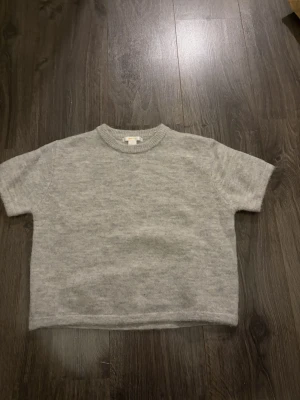 Grå stickad tröja från Gina Tricot - Grå stickad tröja från Gina Tricot. Oanvänd