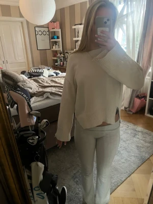 Beige stickad tröja - Mysig beige oversized stickad tröja med vida ärmar och slits i sidan 