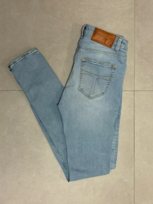 Tiger Of Sweden jeans - Tjena! Säljer nu dessa ljusblå jeans från ”Tiger Of Sweden”. Jeansen är i storlek ”W29/L32” och i mycket fint skick. Vid frågor eller funderingar är det bara att höra av sig!👖😊