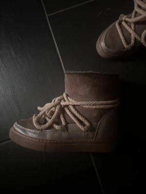 Inuikii - Säljer mina Inuikii skor i storlek 36. Sparsamt använda och har knappt tecken på användning. Finns lite gångveck och mindre tecken på användning. Skriv för fler bilder! Älskar dessa skor och är så snygga och bekväma men måste sälja dom då jag skadat foten och inte kan ha dom längre 🥲