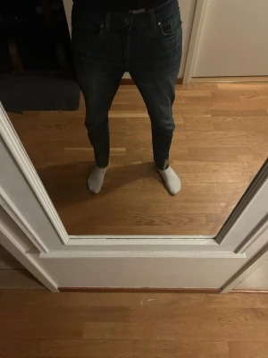 Mörkblå  jeans från tiger of Sweden - Snygga mörkblå jeans från tiger of Sweden med klassisk femficksdesign och smal passform. Jeansen har en lätt tvättad look och sitter tajt vid benen. Perfekta för en stilren och modern outfit.