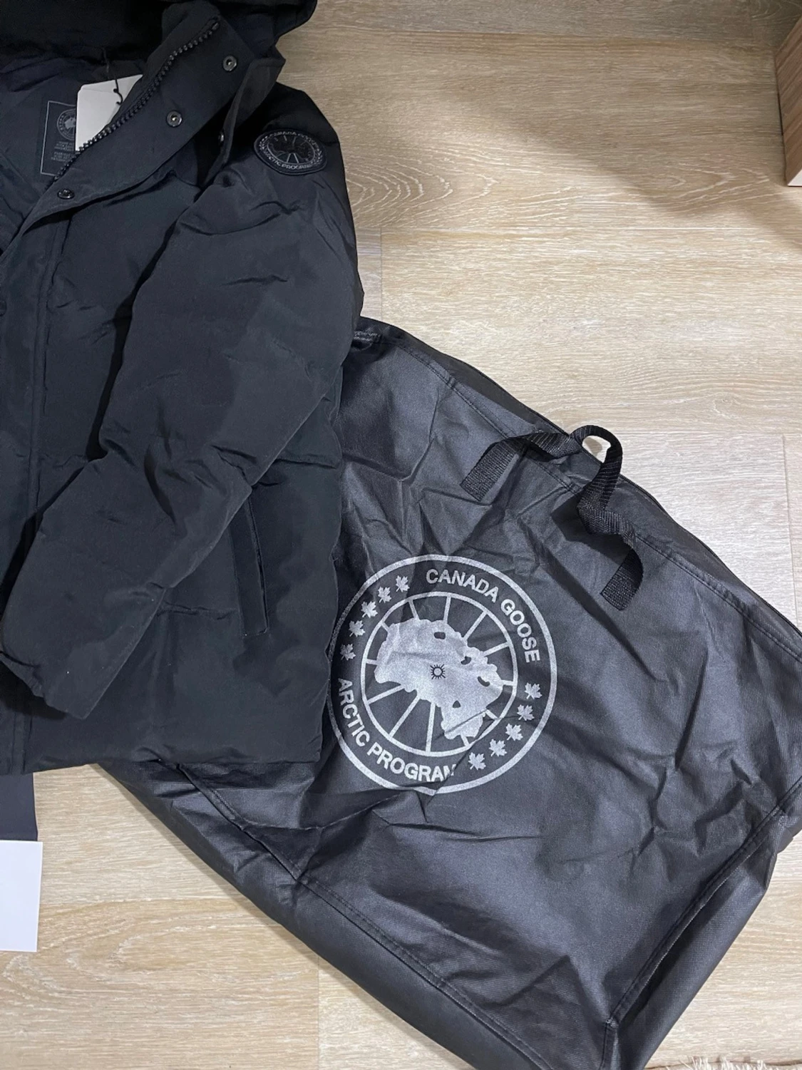 Svart dunjacka för vintern kan diskutera priset - 1