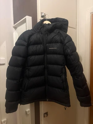 Peak Performance Jacka - Hej! Säljer nu min peak jacka eftersom jag längre inte är i behov av den. Det är modellen Frost down jacket w och är i storlek L men skulle säga att den passar M också! Inga dragkedjor eller fickor är trasiga bara lite dun som har kommit sig ut i en av spännerna längst upp men går nog att fixa lätt☺️ Hör gärna av er om funderingar