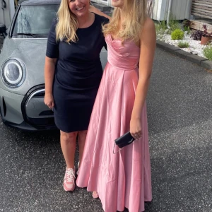 Balklänning - ENDAST SISTA BILDEN ÄR MIN BILD! Säljer min balklänning jag hade på balen förra året. Använd en gång av hon jag köpte klänningen av och använd en gång av mig, jättebra skick och tyckte även den va skön att bära då man kan skjustera hur den sitter där bak lite grann. Köpt från JJ’s house i färgen blush som mest linar rodna som jag hittar på hemsidan. Jag är 167cm lång🥰. Kan såklart ge mer exakta mått om önskas eller kontakta vid andra frågor!❤️Pris kan diskuteras!❤️