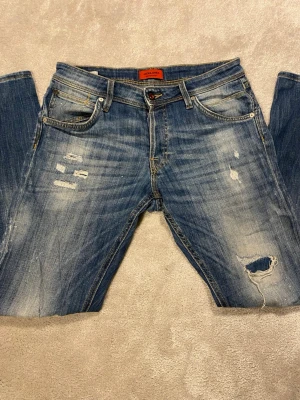 Jack n Jones jeans 👖  - Säljer dessa feta jeans med skön tvätt och slitningar. Storleken är W31 L32 och modellen är Slim/Glenn. Priset ej hugget i sten. Skriv vid frågor! 