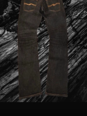 Nudie dry jeans -  Säljer ett par sjukt snygga och eftertraktade par nudie dry jeans! Dem  är i modellen thinn finn och i storlek 31/34”. Det är alltså dry vilket innebär att jeansen kommer forma snygga fades och creases över tid! Perfekt för dig som är ute efter en klassisk archive grisch look! Priset är inte hugget i sten så var inte rädd för att lägga bud! Skriv vid lilla minsta🥂✌️🫶