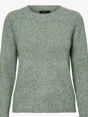 Grön stickad tröja från vero moda - Mysig stickad tröja i ljusgrönt från vero moda. Tröjan har rund halsringning, långa ärmar och ribbade muddar vid ärmslut och nederkant. Perfekt för lager på lager och enkel att matcha med jeans eller kjol. Knappt använd!💗