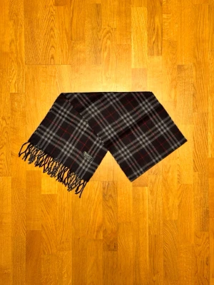 Mörkblå Burberry halsduk - Mörkblå halsduk från Burberry. Halsduken är i gott skick är i gjord i 100% kashmir. Var inte rädd för några frågor. Pris diskuteras inte!
