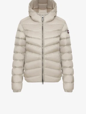 Beige Colmar pufferjacka med huva - Säljer en beige pufferjacka från Colmar med huva och dragkedja framtill. Jackan har ett stilrent, quiltat mönster och Colmar-logga på ärmen. Köpt för 6500. 46cm inre armlängd.