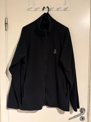 Svart fleecejacka från Haglöfs - Säljer en Haglöfs jacka i storlek XL, då den inte kommer till användning. Väldigt fräsch och inga synliga slitage