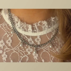 Perla halsband - Jätte fint elegant halsband som passar alla tillfällen. Det är i rostfritt stål vilket betyder att du aldrig behöver släppa taget om de lilla extra. Kedjan är 40 men har förlängningslänk med 5 cm.