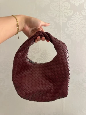 Flättad Väska  - Super sött flättad väska från Gina. Små täcken av användning. Super fin färg. Kan finnas hundhår på väskan.🤍