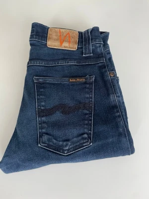 Nudie jeans - Säljer dessa sjukt snygga mörkblå nudie jeansen! De går att använda när som väldigt snygga till en vanlig vardag med skola, jobb osv! Den har en väldigt snygg mörkblå färg som passar till nästintill allt! Det är modell Grim Tim de motsvarar slim! Storlek 28/34.  Hör av dig vid frågor!:)😀 Postar samma dag som köp!📦