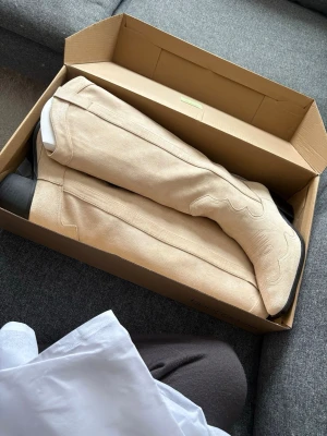 Stövlar/boots - Säljer dessa super snygga beigea stövlar/boots från Boohoo! Helt oanvända! Köpta för ca 600kr med frakt.