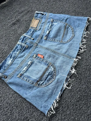 Jeanskjol  - Snygg lowaist jeanskjol⭐️ midjemått = 41cm längd = 28cm ! Gå efter mått!!! 💋