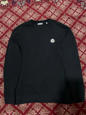 Tröja  - Moncler tröja använd några gånger är jätte fin i storlek m för bra pris hör av dig 