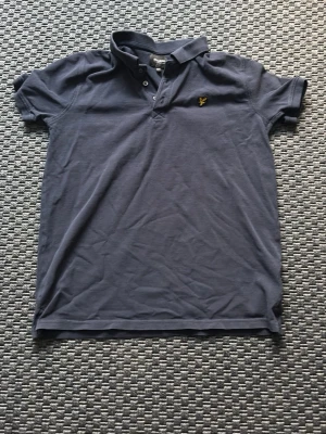 Pike från Lyle & scott  - Säljer nu min piké från Lyle & scott i färgen mörk blå. Då den inte passar längre💫mvh