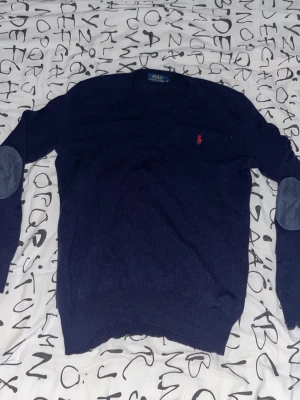 Ralph Lauren tröja - Ralph Lauren tröja med krockkuddar vid armbågarna. 