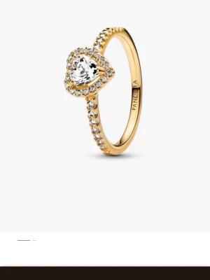 Pandora  - Bilderna visar en guldfärgad ring med hjärtformad sten från Pandora, aldrig använt, storlek 60, original pris 1000.