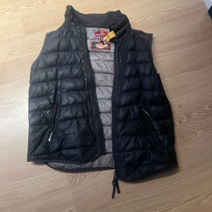 Parajumper väst - En lite äldre parajumper väst, allmänt fin och gör sitt jobb. Skriv till mig vid frågor.