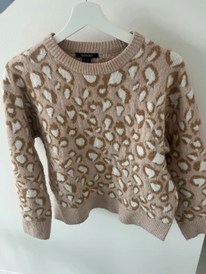 Ljusrosa stickad tröja med leopard mönster  - Mysig stickad tröja med leopardmönster 🩷 säljer då den ej kommer till användning! I jättebra skick 