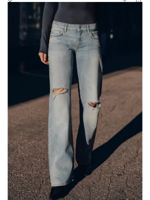 Ljusblå jeans med slitningar ZARA - Slutsålda jeansen från Zara!! Sååå snygga, helt nya och endast testade.  Säljer bara för bra pris 