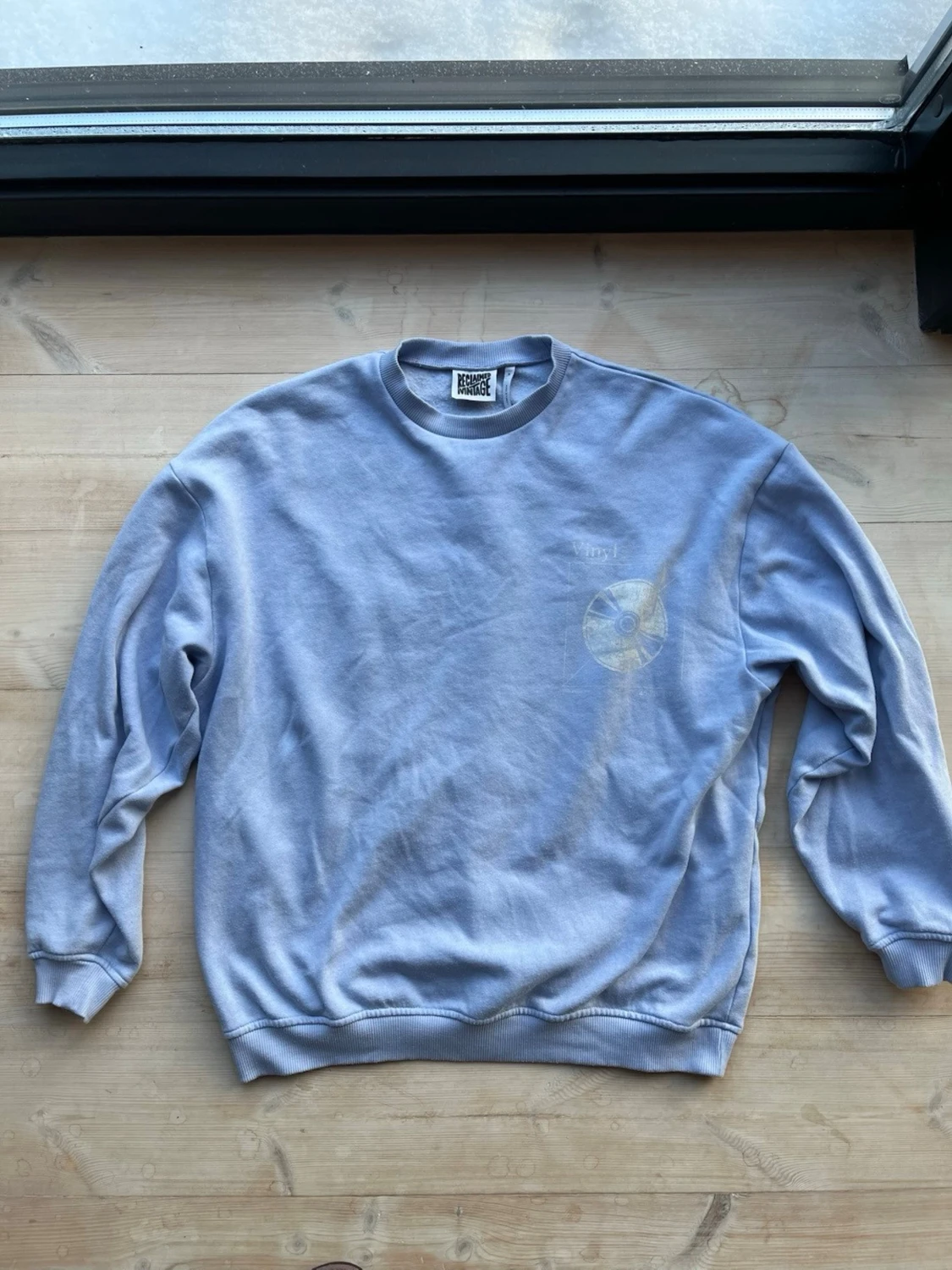 Ljusblå sweatshirt från Reclaimed Vintage med tryck strl M - 3