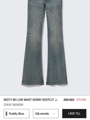 Bootcut jeans från Cheap Monday - Säljer ett par blå bootcut jeans från Cheap Monday i modellen Booty Bei Low Waist Skinny Bootcut. Jeansen har låg midja, utsvängda ben och snygga slitningar framtill. Färgen är tvättad blå och materialet är klassisk denim. Perfekta för en trendig och avslappnad look. W30 L32 men skulle mer säga att de är lite mindreAnvända 2 ggr🙃💕