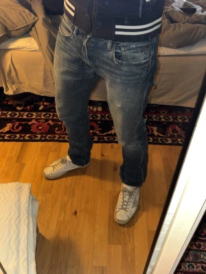Ralph Lauren Jeans med Slitningar - Säljer mina gamla godingar Ralph Lauren Jeans som är sjukt snygga. Jeansen är från när Ralph Lauren och Denim gjorde jeans tillsammans. Alltså går ej att få tag i nya. Storleken är W31 L 34. Priset kan diskuteras vid snabb affär. Vid intresse eller övriga frågor är de bara att höra av sig. Svarar så fort jag har tid 🙌🤩