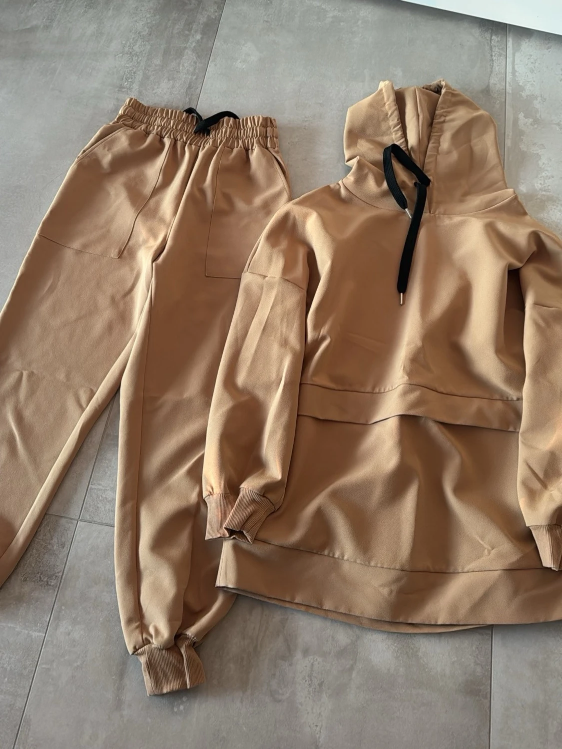 Beige loungewear set med huva