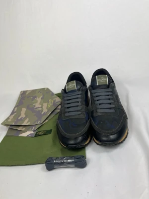 Rockrunners  - Säljer dessa rockrunners då jag köpt nya skor. Storlek 42 använt ett fåtal gånger,inga defekter. Hör av dig vid fundering! 🤝ej original 