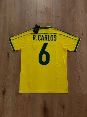 Brasilien Roberto Carlos retro fotbollströja  - Helt oanvänd med tags kvar och Nike påse. Storlek Medium. Skriv privat för fler bilder eller vid funderingar! Blå Grön färg