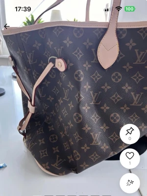 shoppingväska - Stilren shoppingväska. Väskan är brun med ljusa skinnhandtag och detaljer. Perfekt för dig som vill ha en rymlig och lyxig väska till vardagen.