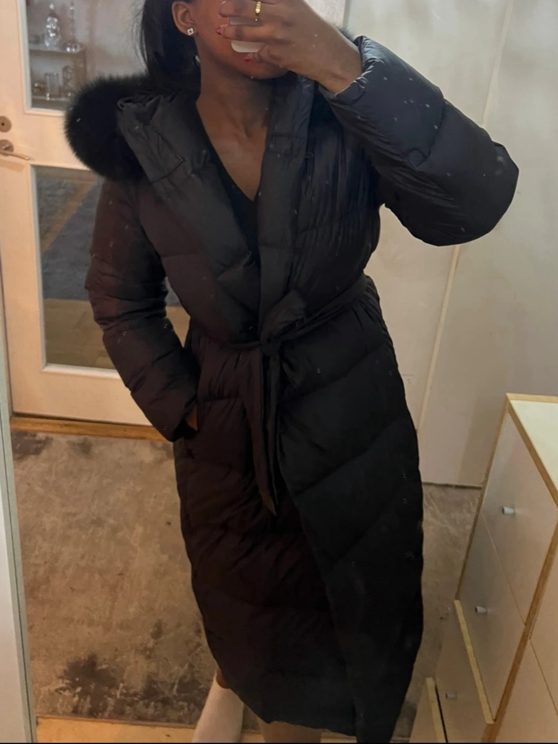 Svart lång dunjacka med fuskpäls
