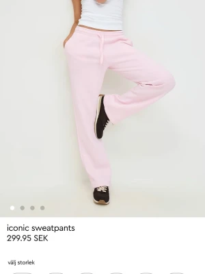 Ljusrosa mjukisbyxor från Gina tricot  - Säljer ett par ljusrosa mjukisbyxor med snörning i midjan och raka ben. Byxorna har en avslappnad passform och är perfekta för chill dagar. Tillverkade i mjukt material som känns skönt mot huden. Använda fåtal gånger och byxorna har några defekter men inget man tänker på 