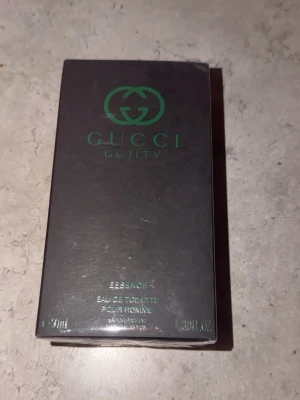 Gucci Guilty Essence EdT 90ml - Gucci Guilty Essence Eau de Toilette pour Homme som fortfarande har plastet på. Alltså inte öppnad. Fysiskt kvitto finns och kan skickas med om så önskas.