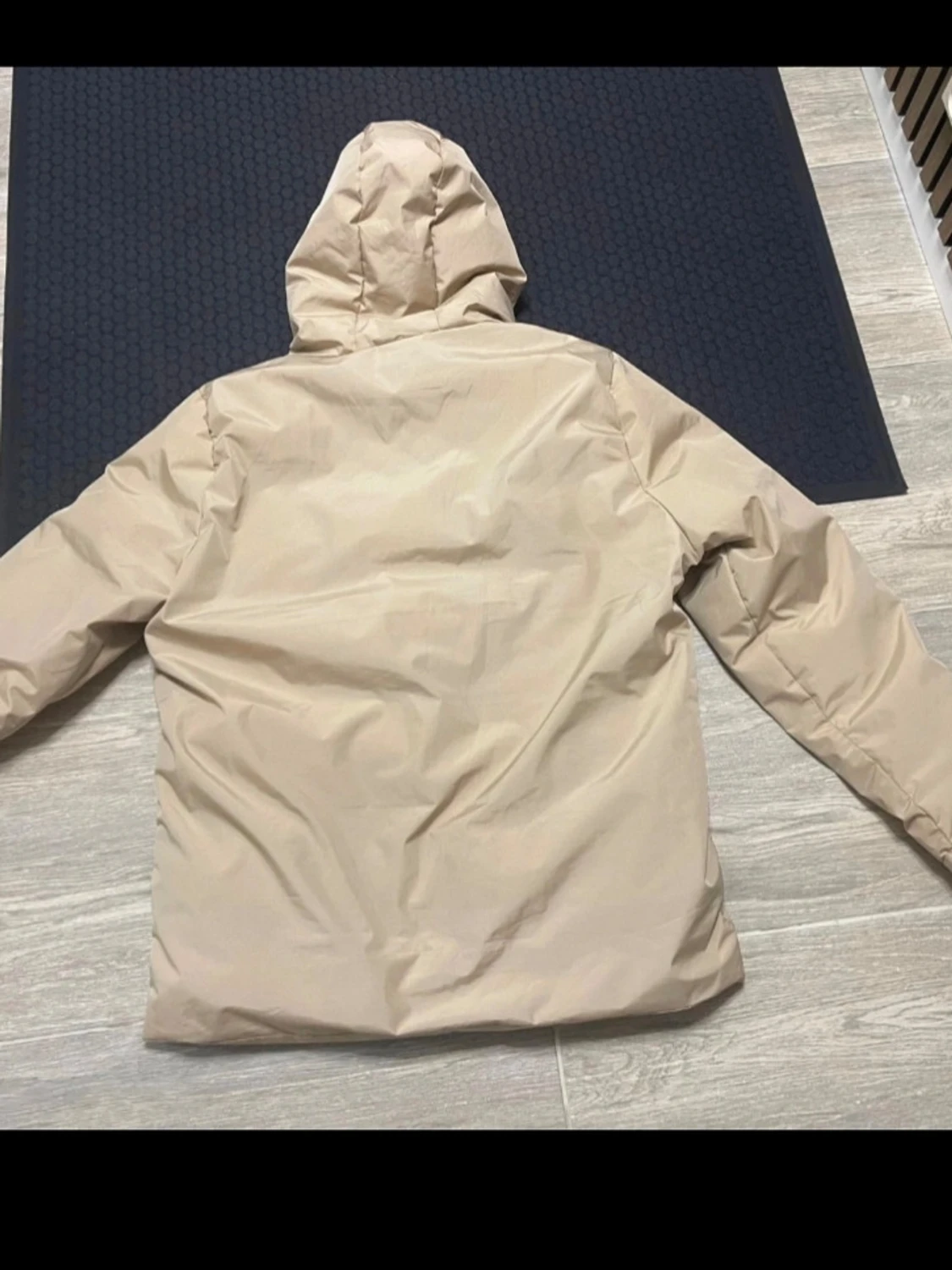 Beige dunjacka med huva - 1