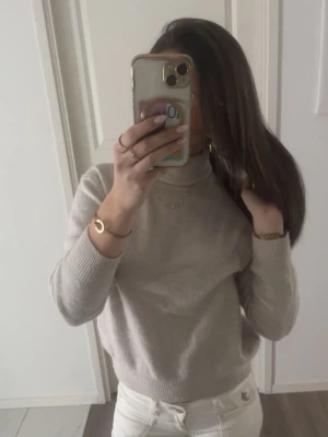 Stickad tröja med hög krage  - Säljer denna fina stickade tröjan ifrån H&M som en kommer till användning ❤️