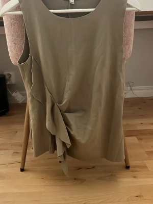 Topp med knyte  - Säljer en gullig topp från Dagmar! Perfekt till festliga tillfällen eller till vardagsstilen!