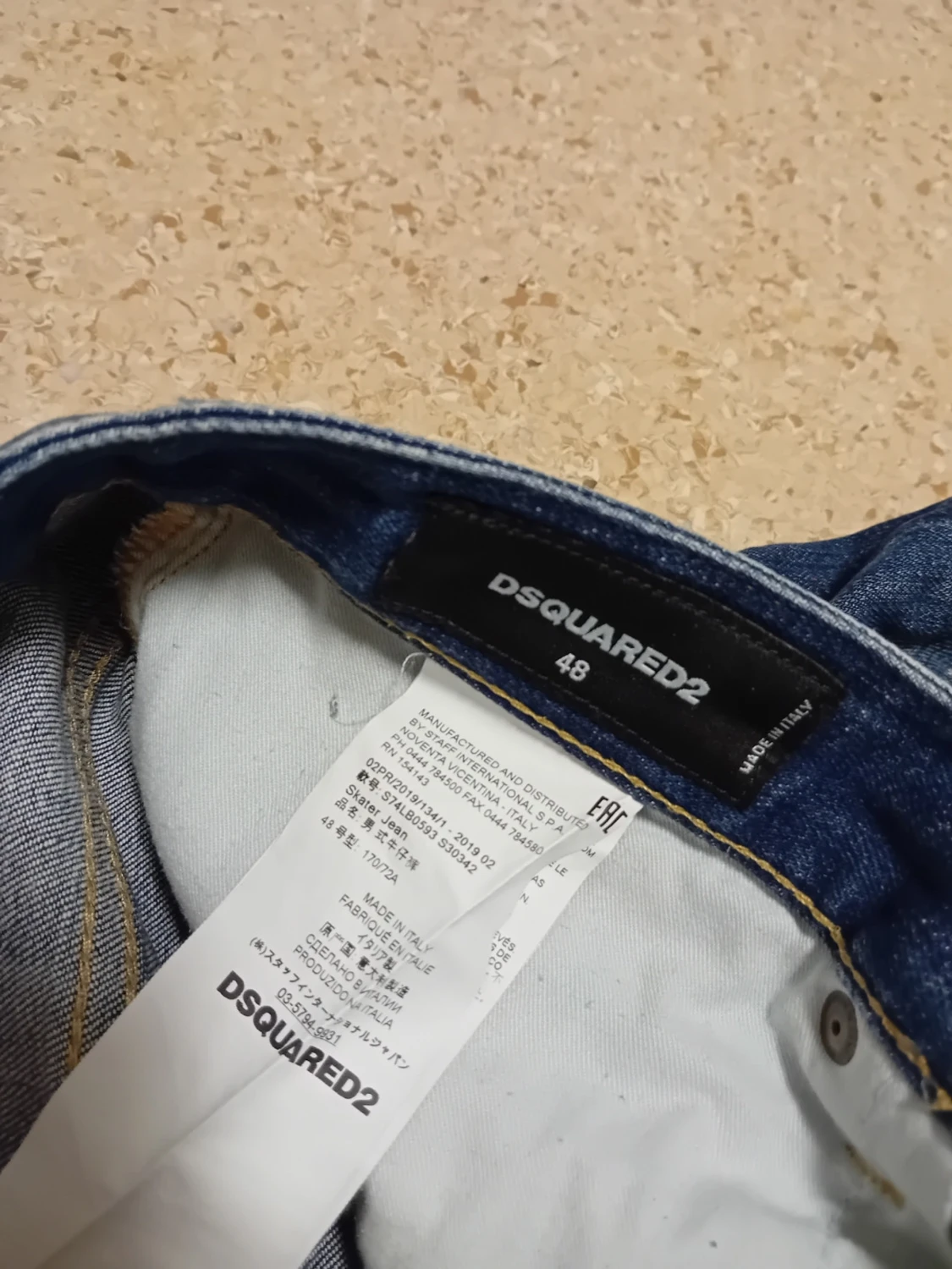 Dsquared2 jeans med röda och vita färg stänk. - 3