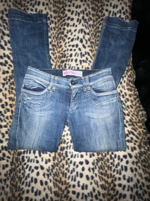 Vintage nolita jeans - Vintage nolita jeans som jag köpte på en pop up butik i Gotland. Står ingen storlek men passar mig som har S-XS. Säljer dem för dem aldrig användes efter jag köpte dem