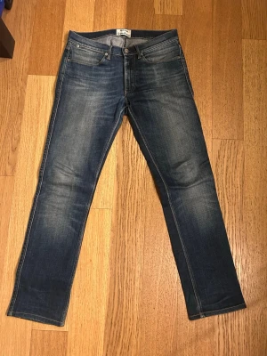 Acne Studios jeans straight - Snygga blå jeans från Acne Studios med en klassisk tvätt. Modellen är mer åt regular-straight hållet. Super schysst matrial och kvalitet på byxorna. Storlek 30-32. Hör av dig vid någon fundering 