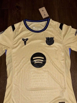 Barcelona bortaställ 25/26 - Säljer en Nike Barcelona bortamatchställ 25/26 med Lamine Yamal #10 på ryggen Nytt skick Perfekt för match och träning eller att representera ditt lag